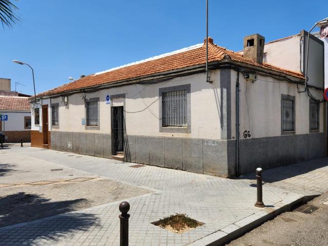 ¡La oportunidad que buscabas! Casa de esquina para reformar con terraza, en parte alta del Campo de la Verdad!