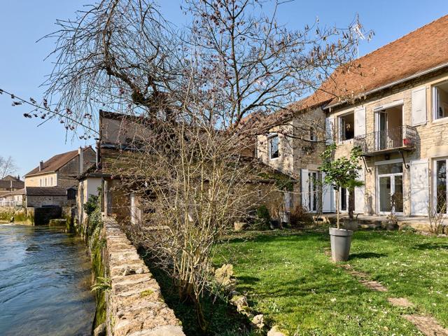 Là Où La Pierre Rencontre La Rivière, Une Mémoire Demeure 476m² Voiteur