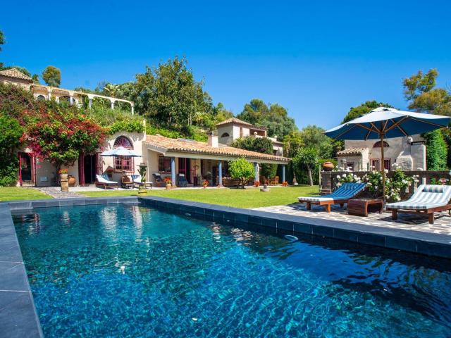 La propiedad cuenta con un espectacular jardín con muchos ri. 395m² San Pedro de Alcántara