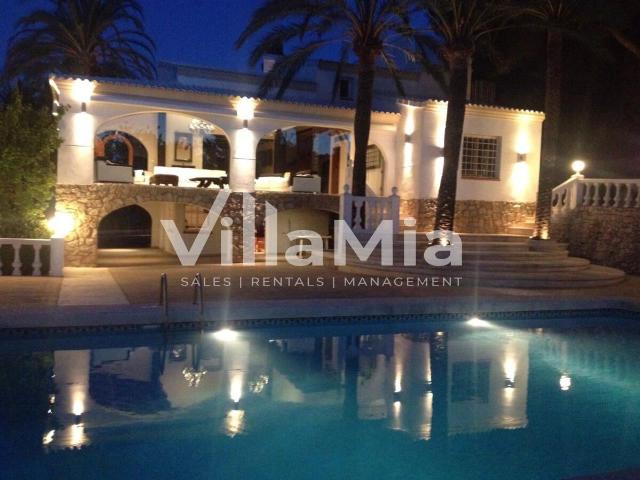 La propiedad fue lujosamente reformada en 2010, con 6 dormit. 670m² Jávea Xabia