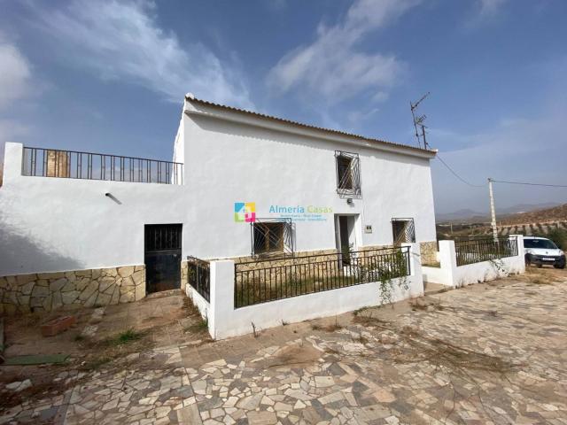 La propiedad se encuentra a pocos minutos de un bar/restaura. 247m² Albox