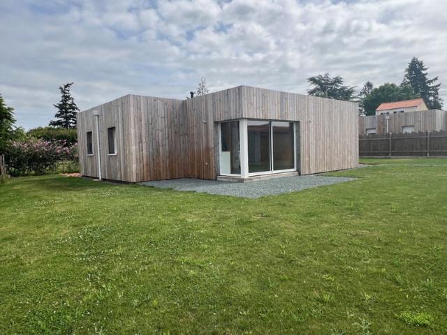 LA REORTHE 85210 VILLA BOIS PLAIN PIED 2022 + GARAGE ET ANNEXE SUR 766M² CLOS AVEC LOCATAIRES EN PLACE