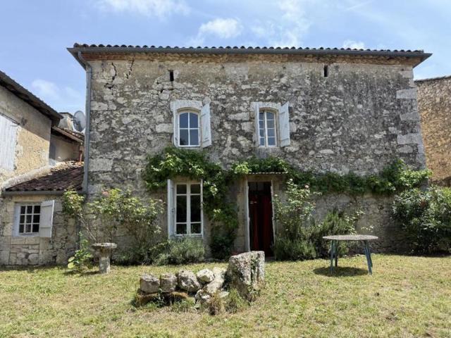 LA ROMIEU | Maison de caractère d’environ 149m2 habitable avec jardin clos et remarquable grange bénédictine charpente et toiture refaites