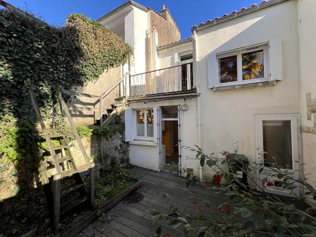 Maison 80 m2 avec cour sans vis à vis Pentagone Place Napoléon / Halles La Roche sur Yon Possibilité garage