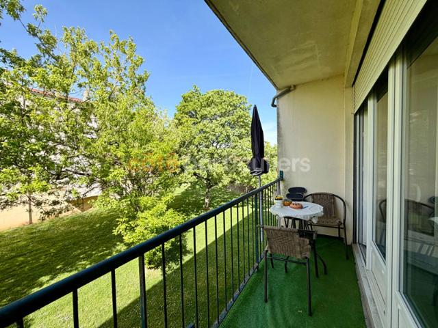 LA ROCHE SUR YON QUARTIER DES FLEURS APPARTEMENT T3 2 CHAMBRES 65,7 M2 POSSIBILITE 3 CHAMBRES LOGGIA FERMEE BALCON OUEST