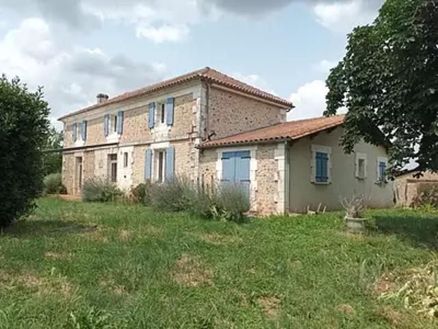 La Rochefoucauld en Angoumois 16110 Achat / Vente maison 11 pièces t11 piscine terrasse