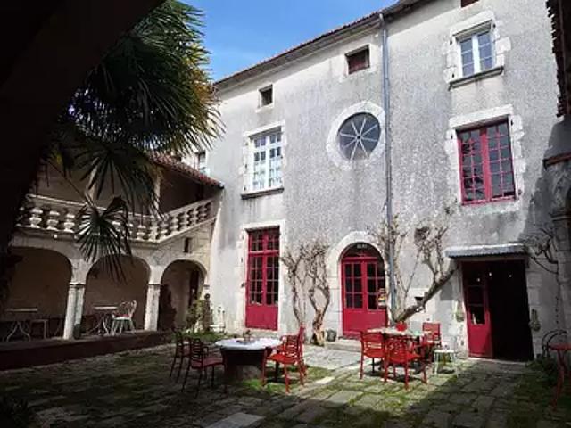 La Rochefoucauld en Angoumois 16110 Achat / Vente maison 12 pièces t12