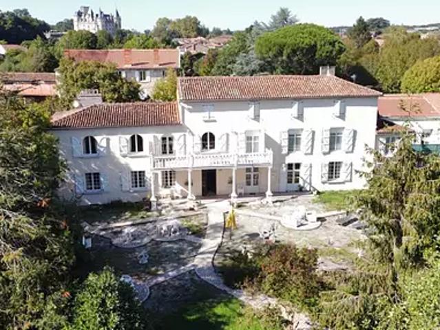 La Rochefoucauld en Angoumois 16110 Achat / Vente maison 16 pièces t16 piscine terrasse
