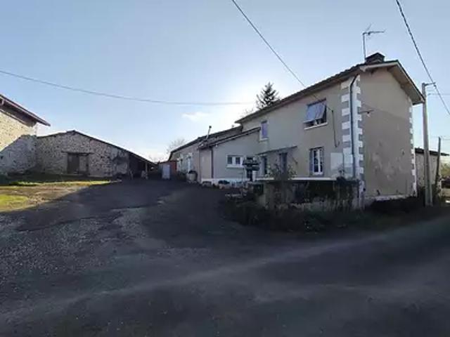 La Rochefoucauld en Angoumois 16110 Achat / Vente maison 4 pièces t4 terrasse