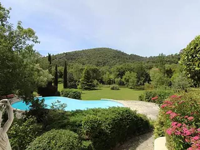 La Roquebrussanne 83136 Achat / Vente maison 6 pièces t6 piscine