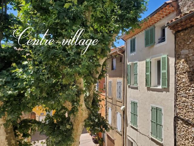 La Roquebrussanne, maison de village, 2 chambres + grenier aména