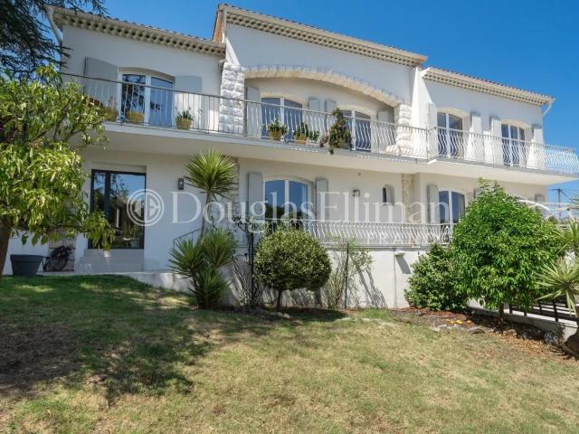 La Roquette sur Siagne: Elégante villa rénovée avec vue mer. 258m² La Roquette sur Siagne
