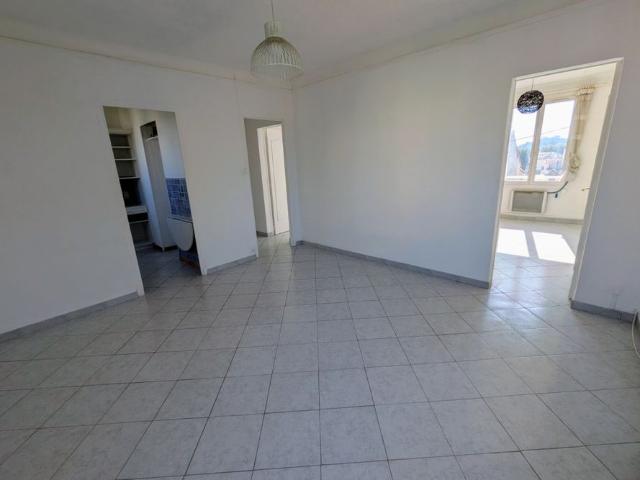 LA SEYNE SUR MER CENTRE T3 54m2 BALCON ET STATIONEMENT PRIVA