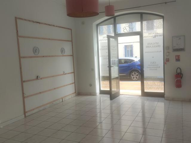 LA SEYNE SUR MER 2 LOCAUX COMMERCIAUX AVEC STATIONNEMENTS