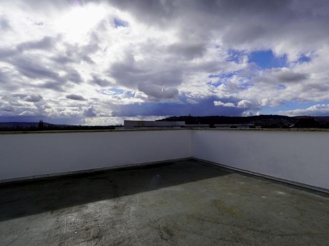 Lambert Immobilien* 2 ZKB Dachgeschosswohnung mit großer Terrasse und Einba.