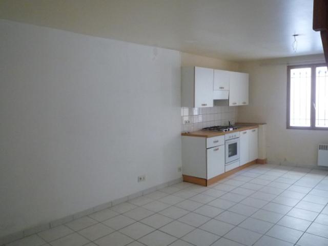 Lambesc centre village appartement avec une chambre, un bure