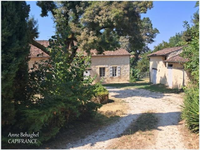 LAMONTJOIE Centre village Maison en pierre 140 m2 avec garage,dépendances et grand jardin