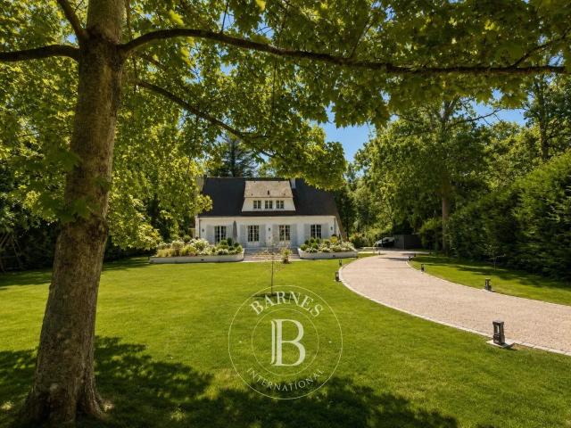 LAMORLAYE LE LYS CHANTILLY Propriété avec parc arboré de. 244m² Lamorlaye