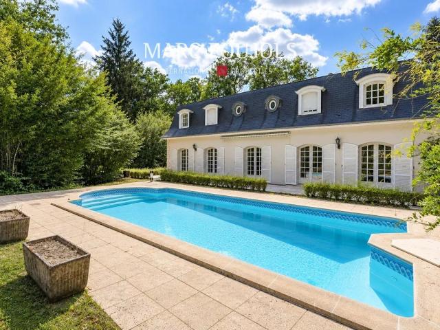 Lamorlaye – Maison de style Mansart – Piscine 220m² Lamorlaye