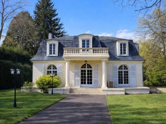 Lamorlaye Superbe propriété de 217 m² au coeur d'un parc de 4 807 m² avec piscine chauffée