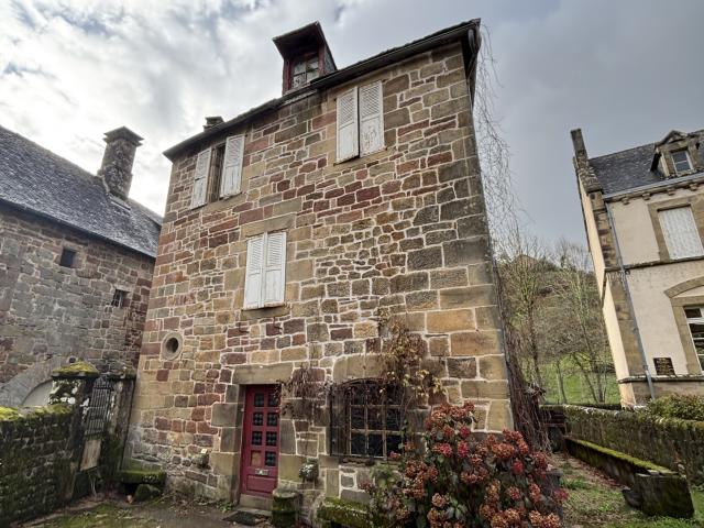 Lanteuil: maison en pierres à rénover