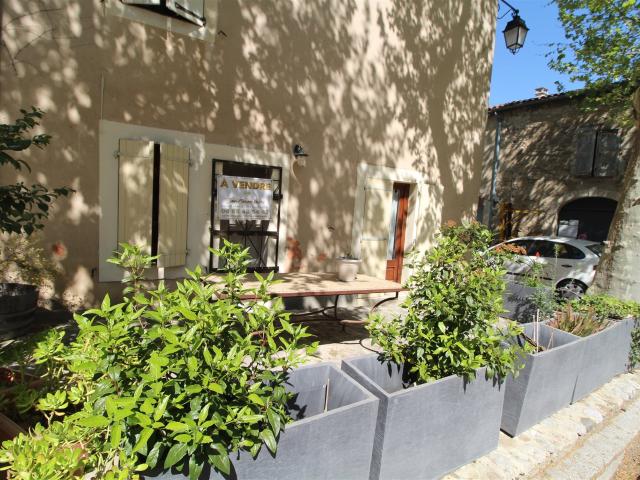 L'ancien café de la république avec sa terrasse à l'ombre de. 162m² Fabrezan