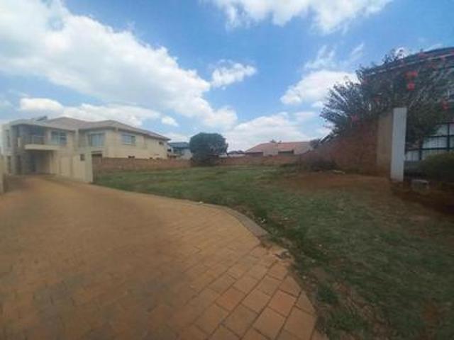 land on the market in raslouw gardens