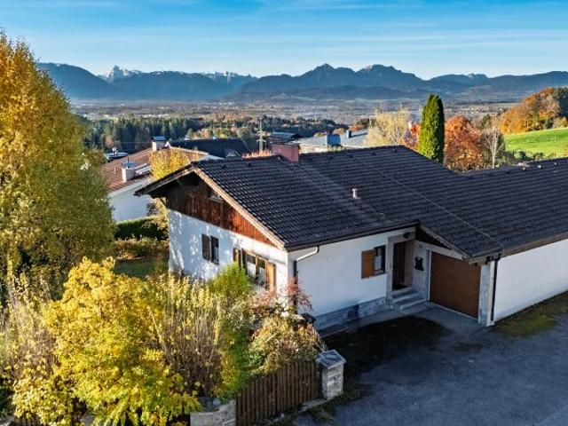 Land Idylle mit Panoramablick: Wohnhaus in Anthering