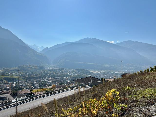 Land with utility services on sale in Veyras | dreamo. Ch