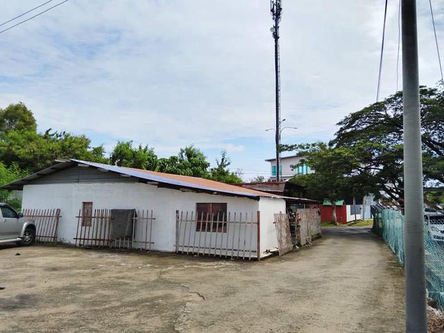 Landed House Behind Cyber City Single Storey With Big Land