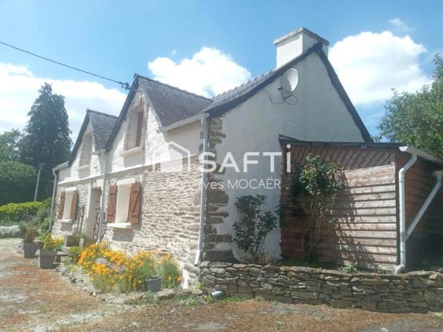 LANDELEAU 29530: Charmant Penty avec dépendances et grand jardin dans un hameau paisible, en centre Finistère