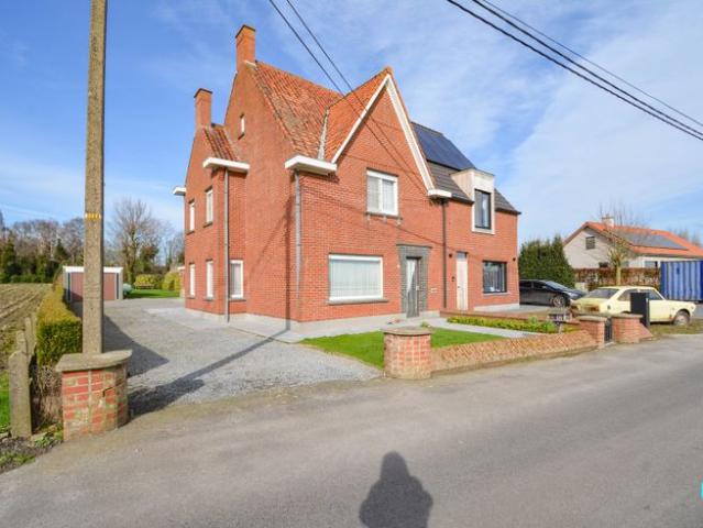 Landelijk gelegen, te renoveren HOB te Ardooie