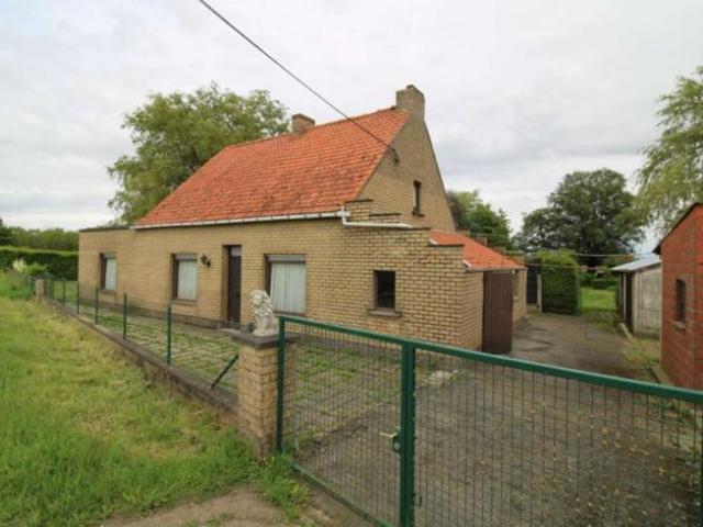 LANDELIJK GELEGEN TE RENOVEREN WONING