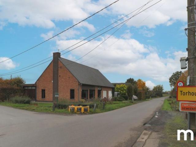 Landelijk gelegen villa met loods te Torhout met 572m² lood
