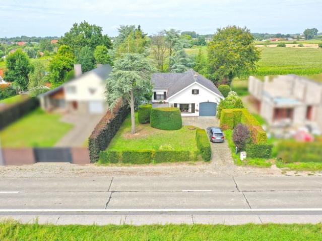 Landelijke op te frissen woning op 1232m2 grond