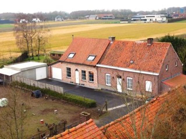 Landelijke gelegen woning met 4slpk op 949m² grond te Roe.