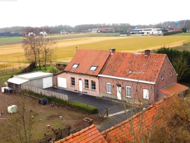 Landelijke gelegen woning met 4slpk op 949m² grond te Roeselare
