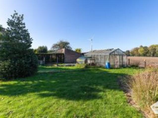 LANDELIJKE STEVIGE WONING op een mooi perceel van 1011 m².