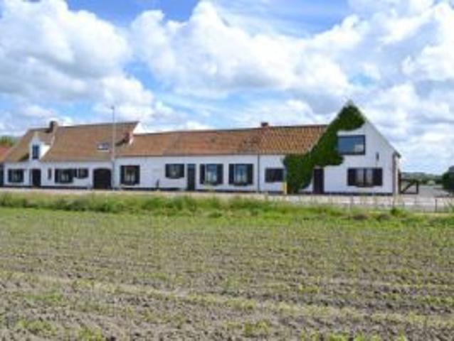 Landelijke woning met aanpalend handelspand
