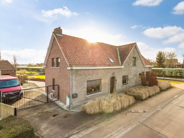 Landelijke woning op 3.830 m² met paardenstallen & piste