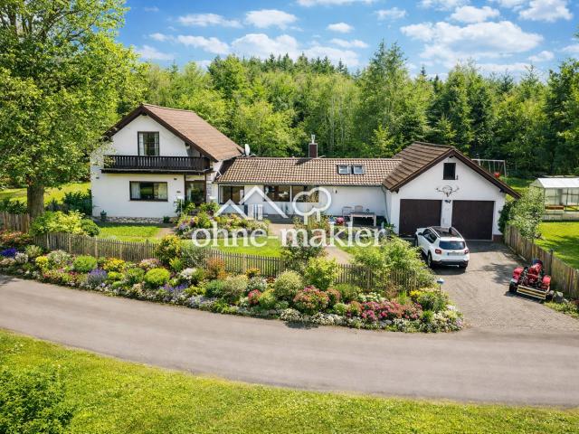 Landhaus Anwesen in exponierter Aussichtslage auf einem Höhenzug nahe Nürburgring provisionsfrei