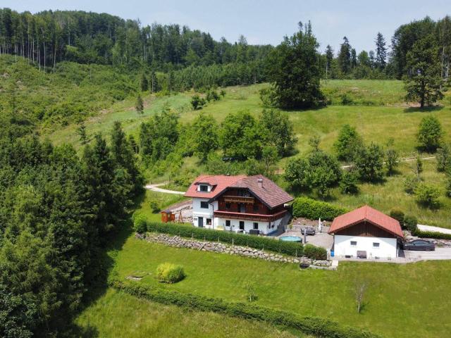 Landhaus in idyllischer Alleinlage mit herrlichem Bergblick