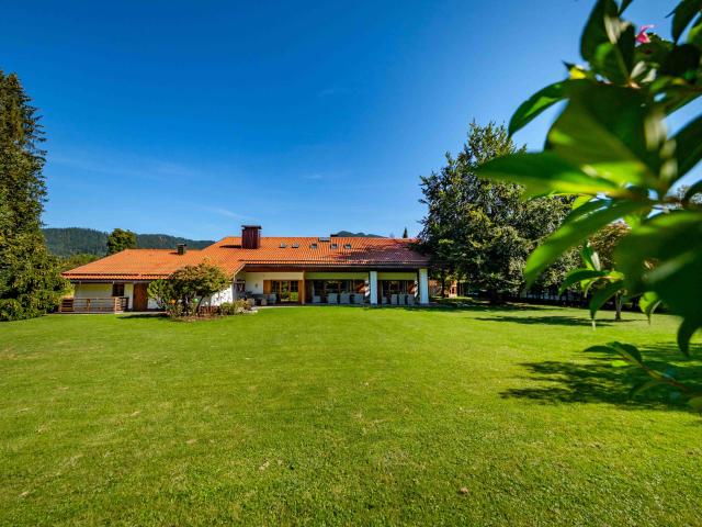 Landhausvilla mit Indoorpool Ortskern Rottach Egern