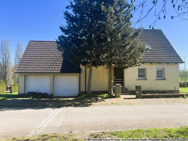 Landleben: Gemütliches Häusle in Randlage mit Doppelgarage und Garten