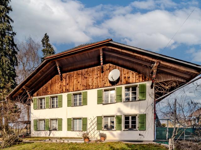 Ländlich gelegenes Einfamilienhaus mit Ökonomieteil