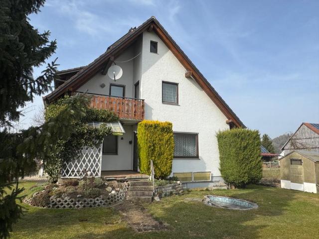 Ländliche Idylle: Wohnhaus mit großem Grundstück