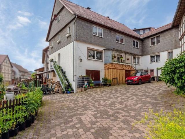 Ländliches Anwesen mit denkmalgeschützter Scheune in Raboldshausen