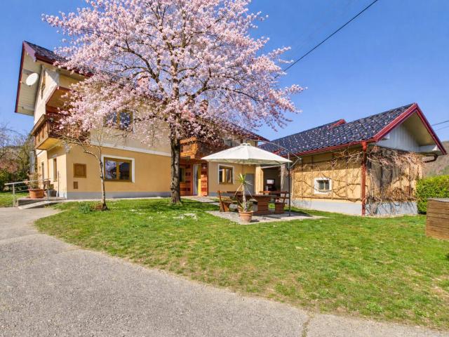 Landwirtschaft Kärnten kaufen – 11 ha GUTSHOF in Ferlach, Bauernhaus, Stallungen mit Wald + Wiesen
