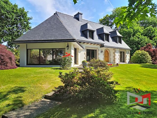 LANNION: Maison de caractère avec beau jardin