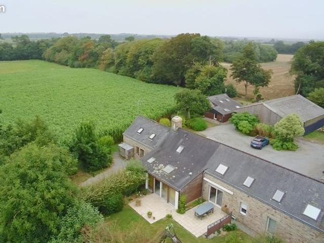 LANNILIS Corps de ferme avec 4 maisons 278m² habitables dépendances Possibilité d'acquisition de terres agricoles